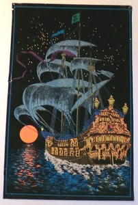 MOON SHIP POSTER LUCE NERA ANNI 70 GRAFICA OCCIDENTALE FLOCCATO 21x33 BARCA PIRATA - Foto 1 di 9