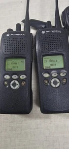 (2) Motorola XTS2500i 700-800 MHz P25 Digital Radio H46UCF9PW6BN w/ Accessories - Zdjęcie 1 z 8
