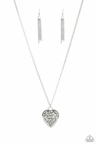 Paparazzi -Victorian Valentine Silver Heart - Picture 1 of 2
