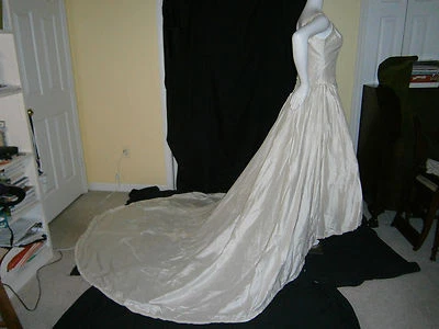 DAVID'S BRIDAL WEDDING GOWN IVORY SILK WHITE PEARLS GOLD SEQUINS PRINCESS SIZE 8 - Image 1 of 4