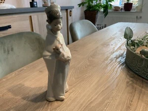 Lladro Porzellan Figur / Kind mit Löwenbaby auf dem Arm - Bild 1 von 5