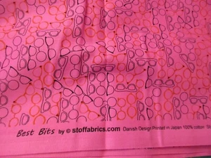 1 Fat Quarter neue Baumwollstoff Brille auf dunkelrosa ca. 21" x 18" - Bild 1 von 2