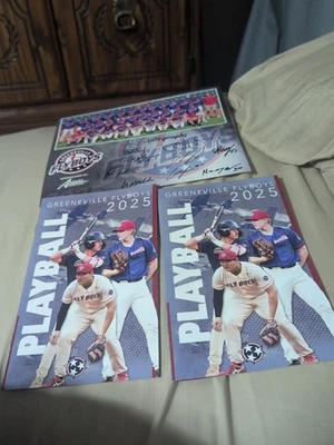 Lote de fotos firmadas por el equipo Greeneville Flyboys 2025 y dos programas Foto 1 de 4