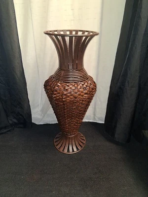 Jarrón de piso decorativo de 29" de alto vintage de mimbre/metal **pesado** Foto 1 de 4