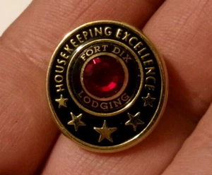 Vintage FORT DIX NJ ALLOGGIO PULIZIA ECCELLENZA PREMIO SPILLA US Army Base Inn - Foto 1 di 2