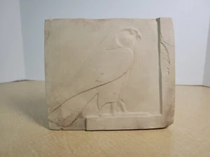 Réplica de azulejo de pared egipcio de fundición de arte del Museo Metropolitano Horus Falcon - Imagen 1 de 10