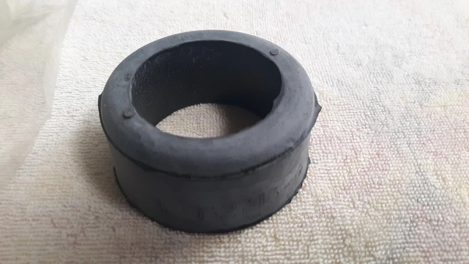 OEM GM COJÍN DE MONTAJE DE RADIADOR GM # 14032743 Foto 1 de 4