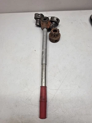 VINTAGE ARMSTRONG NO.90R RATCHETING PIPE THREADER AND 3 DIES 3/8,1/2,3/4 - Image 1 of 4