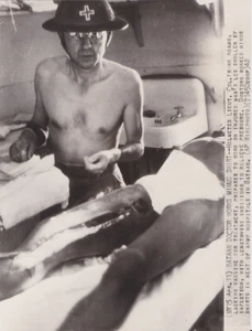 1942 Press Photo WW2 US Army Lt. Col. Dr. Frank Adamo Works on Wounded in Bataan - Picture 1 of 2