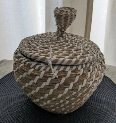 Large Wicker Storage Basket with Lid Traditional Straw Hamper Organiser Pot - Image 1 of 4
