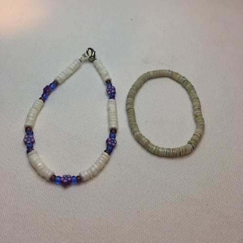 OFF WHITE Lotto di 2 bracciali Puka Shell bianchi con fiori viola e bianco sporco liscio