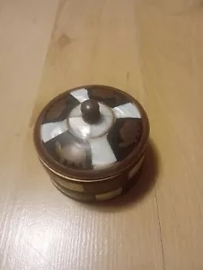 Vtg Trinket Box Brass Mother of Pearl Elephant Design Jewellery/Pill Box Round - Picture 1 of 9