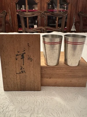 2 tazas de sake de hojalata Daisetsu 1949 Mitsubishi Metals de Okido Tetsuro Japón vintage Foto 1 de 4