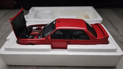 Coche modelo diecast AUTOart BMW E30 M3 Sport Evo 'Edición Cecotto' rojo escala 1/18 Foto 1 de 4