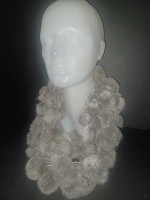 设计师风格正品兔子毛皮围巾 - 灰色毛绒球形环围脖保暖 — 第 1/4 张图片