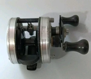 Rueda de cebo vintage Abu Garcia Ambassador 4600C negra y plateada funciona - Imagen 1 de 8
