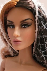 24k SHINE AMIRAH MAJEED DOLL * NUDE * BOX * STAND * COA * SHIPPER - Bild 1 von 12