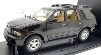 Autoart 1/18 Scale Diecast 72762 - Lincoln Navigator - Black - Image 1 of 4
