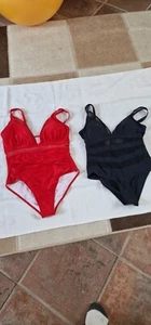 badeanzug Rot   10 Euro und Schwarz. 10 Euro beide 17 Euro  - Bild 1 von 2