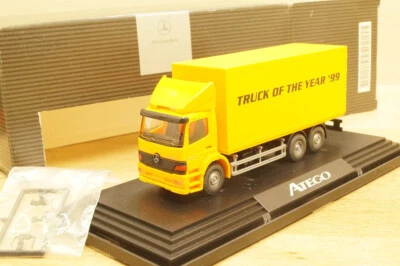 Ho 1:87 WIKING Werbemodell Mercedes Atego 2528 Festkoffer " Camion Of ' Year 99 - Immagine 1 di 4