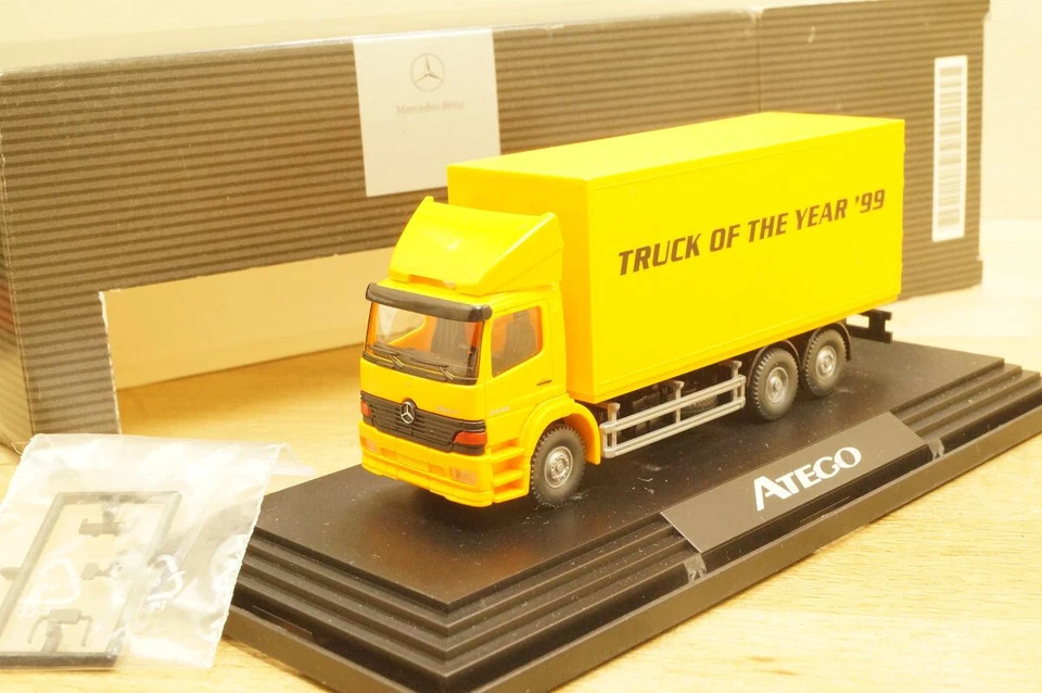 Ho 1:87 WIKING Werbemodell Mercedes Atego 2528 Festkoffer " Camion Of ' Year 99 - Immagine 1 di 4