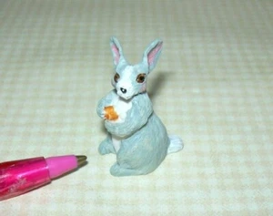 Miniatur grau Harz Osterhase Hase hält orange Ei, Puppenhaus 1:12  - Bild 1 von 1