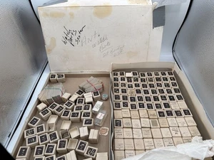 BOXEN Vintage Uhrmachernachlass Uhrenteile Stäbe Stiele andere Teile - Bild 1 von 11