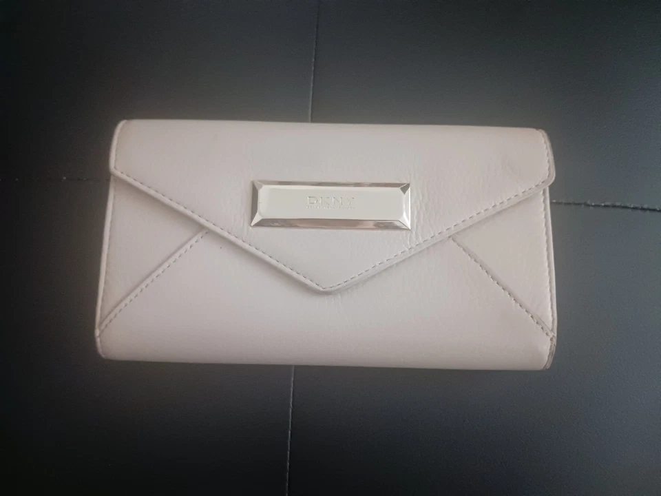 Cartera grande de cuero tostado Dkny doble pliegue para mujer Foto 1 de 4