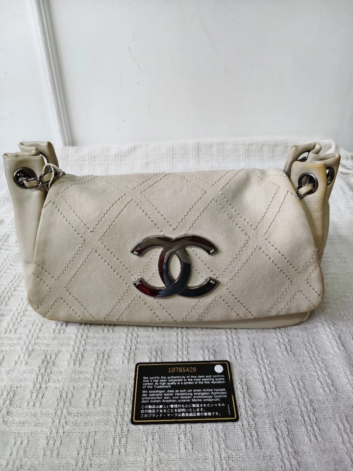 Bolso de hombro Chanel blanco con cierre grande con cordón de lona negro herrajes usado Foto 1 de 4
