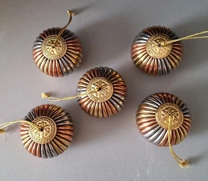 5 Vintage gerippte dreifarbige Metallkugeln Kupfer, Messing, Chrom Ornament Indien Weihnachten  - Bild 1 von 6