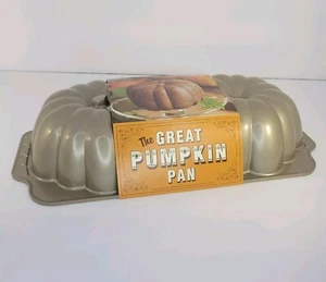 Nordic Ware The Great Pumpkin Pan 3D Nonstick Cast Aluminum 10c Williams-Sonoma - Picture 1 of 8