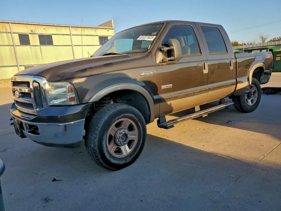 Compuesto de faros de pasajero para camioneta Ford F250SD 05-07 616856 Foto 1 de 4