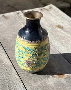 Antica bottiglia di sake giapponese Eiraku Cloisonné firmata bordo ottone merce Kyoto - Foto 1 di 21