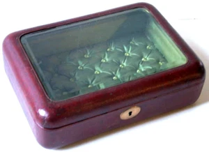 * BELLE ANCIENNE BOÎTE CUIR ROUGE BORDEAUX VITRE BISEAUTE INTERIEUR SOIE VERTE - Imagen 1 de 5