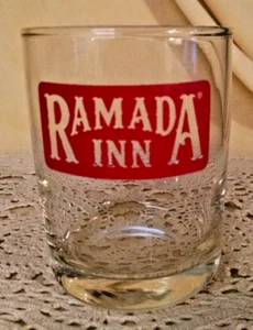 RAMADA INN GLAS KLAR ROT SCHRIFTZUG ABGERUNDETER SOCKEL UNBESCHRIFTET VINTAGE SAFT WASSER. - Bild 1 von 6