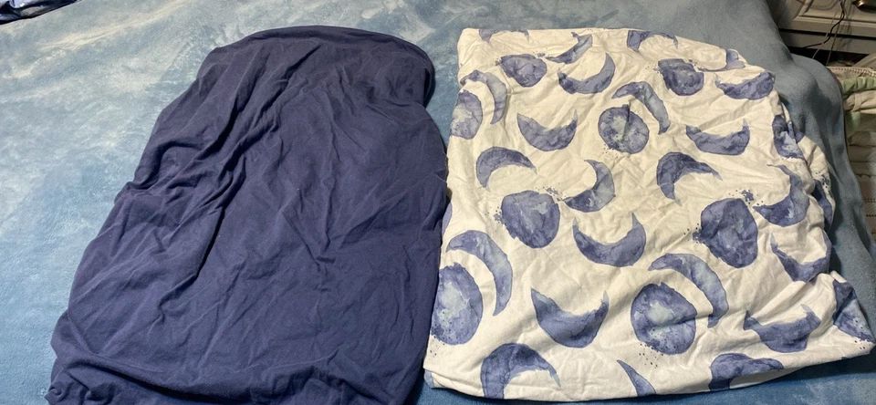 Burt’s Bees Crib Sheet And Changing Pad Cover In Hello Moon And Navy Foto 1 de 1