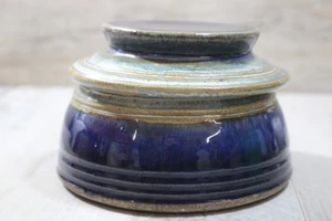 Bote Studio Pottery azul con tapa redonda firmado 3,5x5 pulgadas - Imagen 1 de 6