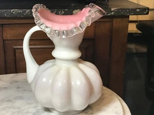 Exquisita Jarra Fenton Vintage 8 1/2" Rosa, Estuche Vidrio Blanco, Volantes Transparentes - Imagen 1 de 8