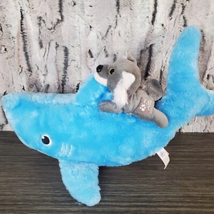 Great Wolf Lodge Tiburón Azul con Pequeño Lobo Gris Montándolo - 16" Peluche Relleno - Imagen 1 de 7