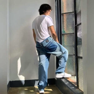 Pantalones de mezclilla para hombre Phat Farm azul medio chorro de arena pierna ancha nuevos con etiquetas - Imagen 1 de 6