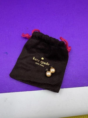 Pendientes de perlas Kate Spade con bolsa Foto 1 de 3