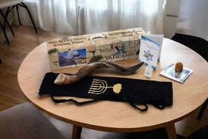 SHOFAR Set Full Natural 26"-28" Kudu Horn + Bag + spray + Guide + Carrying case - Picture 1 of 24