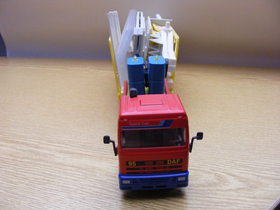 Siku  4018  DAF  95   Tieflader   mit   Tankstelle  siehe  Bilder - Bild 1 von 4