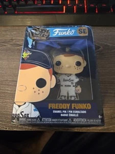 Pin Funko POP FREDDY FUNKO como jugador de béisbol Aqua Sox pin esmaltado grande I7 - Imagen 1 de 5
