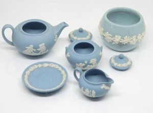 Vintage Wedgewood Jasperware blau Miniatur Teeservice 7 Teile Cherubs Blumen - Bild 1 von 9