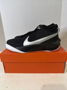 Nike Team Hustle Gr. 7Y Jugend Schwarz Weiß Neu Sneaker Basketballschuhe - Bild 1 von 8
