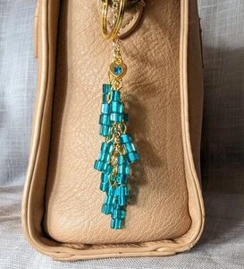 BOLSO CON CUENTAS VERDE AZULADO Y DORADO ENCANTO MONEDERO ENCANTO LLAVERO ESTRÁS ACENTO CORAZÓN - Imagen 1 de 8