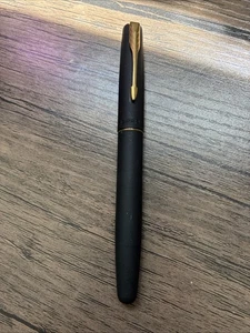 Pluma Estilográfica Parker Frontier Negra Mate GT Chapada en Oro Plumín y Borde - Imagen 1 de 5