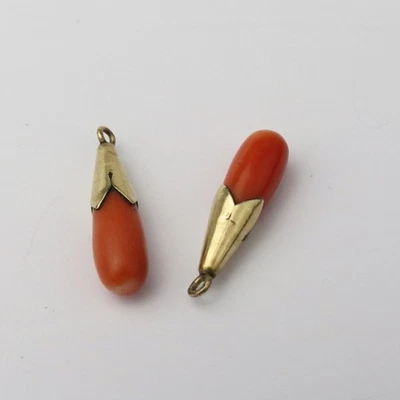 Antiguo par de gotas de lágrima de coral de oro amarillo de 10k para pendientes de 1,3 gramos de 19 mm de largo Foto 1 de 3