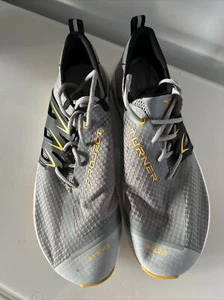 Turner Footwear Herren Laufschuhe grau gelb Größe 10,5 - Bild 1 von 5